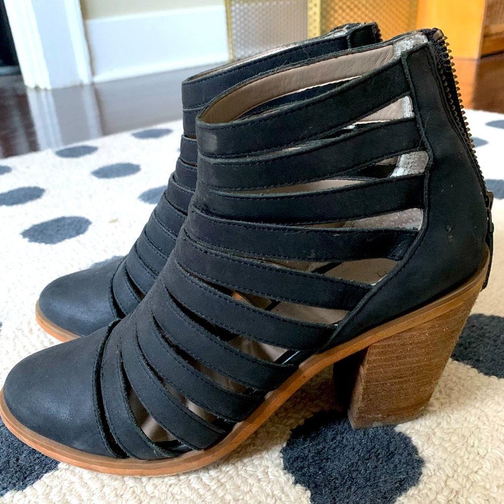 Hinge gladiator-style chunky heels